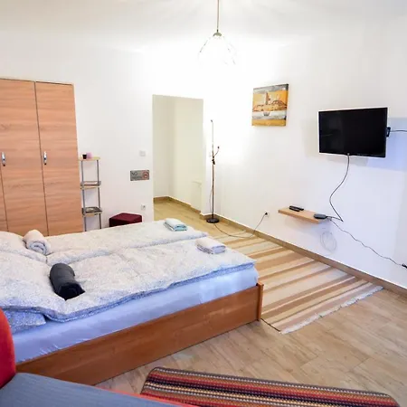 Cherry Hill Apartment *